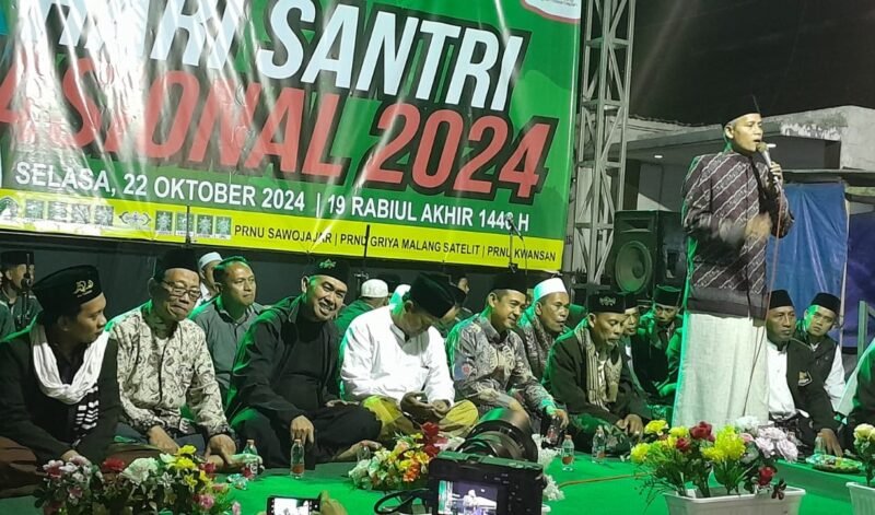 Foto : Calon Walikota Malang Sam HC duduk berdampingan dengan Abah Anton dan Dimyati saat hadir di perayaan Hari Santri