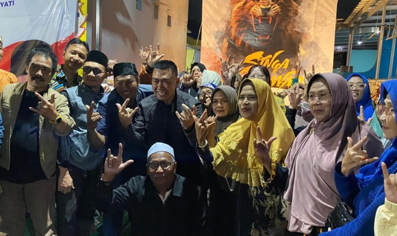 Foto : Abah Anton bersama warga Rt.05 Rw. 03 Keluahan Lowokwaru 