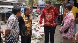 Foto : Plt Bupati Malang Didik Gatot Subroto saat meninjau TPS pasar Baru Dampit
