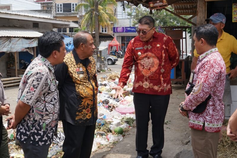 Foto : Plt Bupati Malang Didik Gatot Subroto saat meninjau TPS pasar Baru Dampit