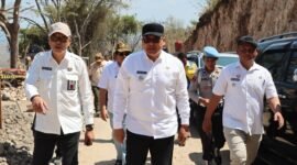Foto : Plt. Bupati Malang, Drs. H. Didik Gatot Subroto, SH.MH didampingi Kepala Dinas PU Bina Marga Khairul Isnaidi Kusuma melakukan peninjauan ke beberapa titik lokasi