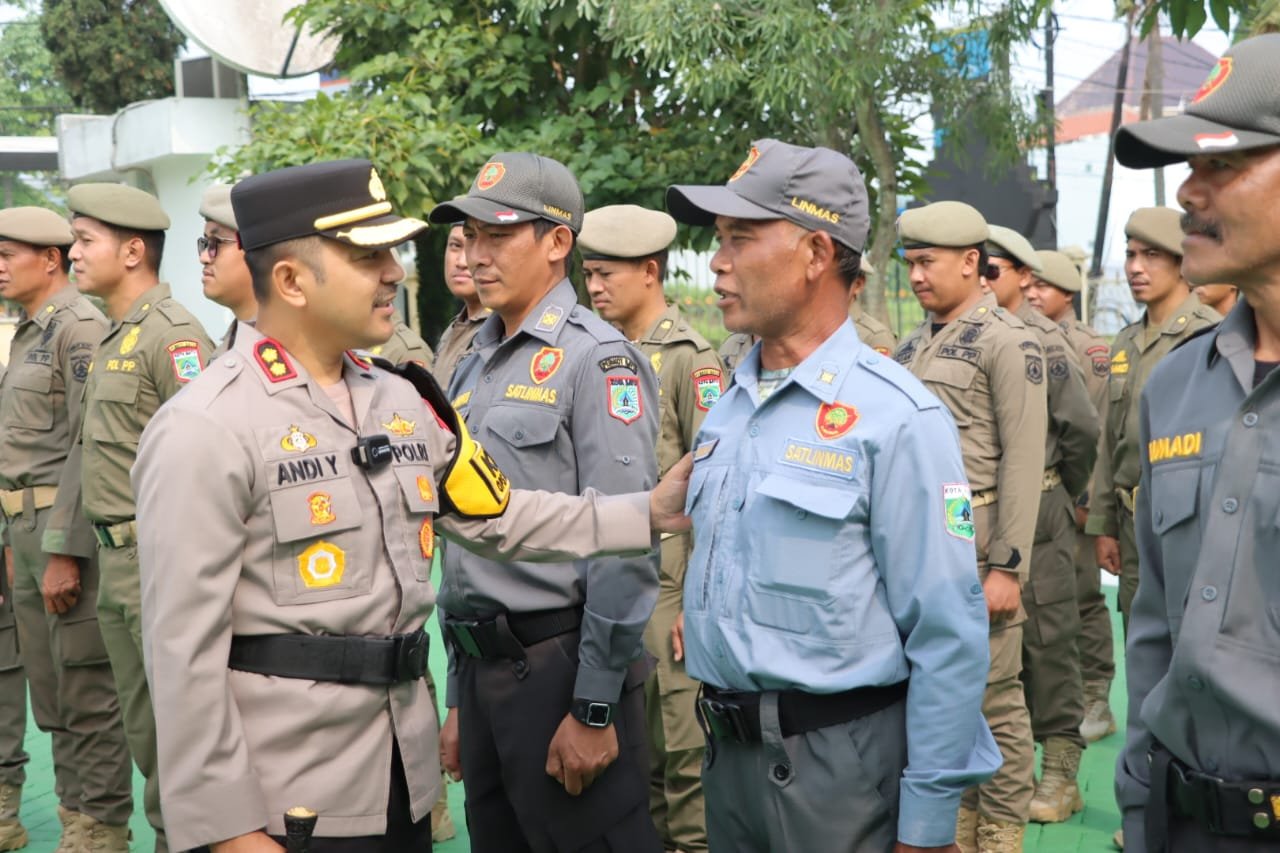 Polres Batu Gelar Apel Pengecekan dan Pergeseran Pasukan Untuk Pengamanan Pungut dan Hitung Suara TPS 1000395250