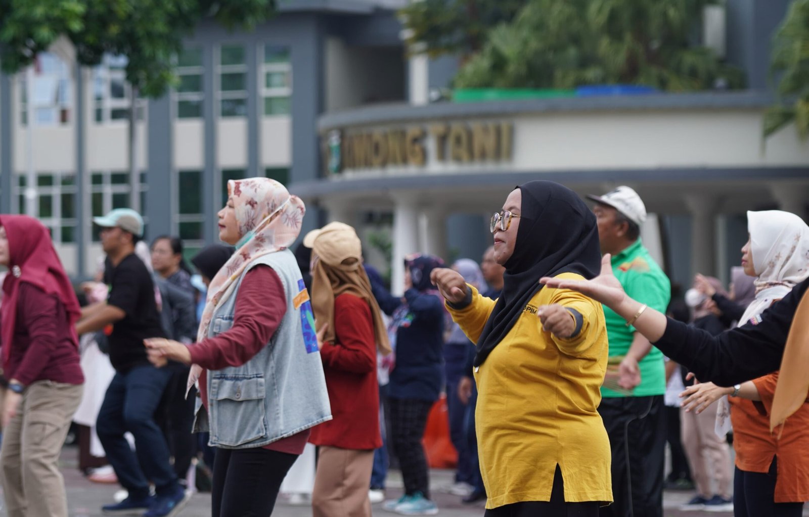 Semarakkan HUT KORPRI, ASN Pemkot Batu Senam Bersama di Balaikota Among Tani 900648ae-6001-437a-aa9d-e2e22cc5a7e5