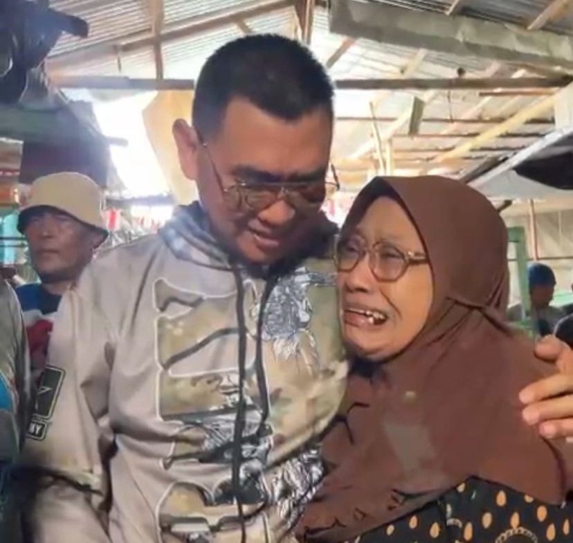 Tangis Haru Pedagang Ini Pecah Saat Kedatangan Paslon ABADI di Pasar Blimbing IMG-20241112-WA0317