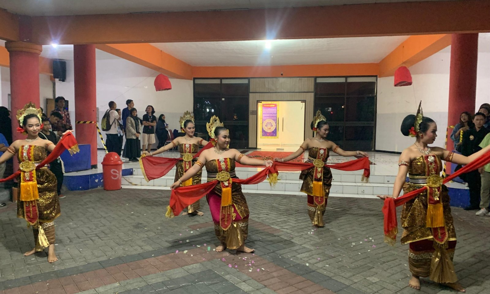"Tari Bedhaya Tirta Baswara" di Pesta Seni 8 Sebagai Wadah Gen Z Untuk Berkesenian IMG-20241129-WA0011