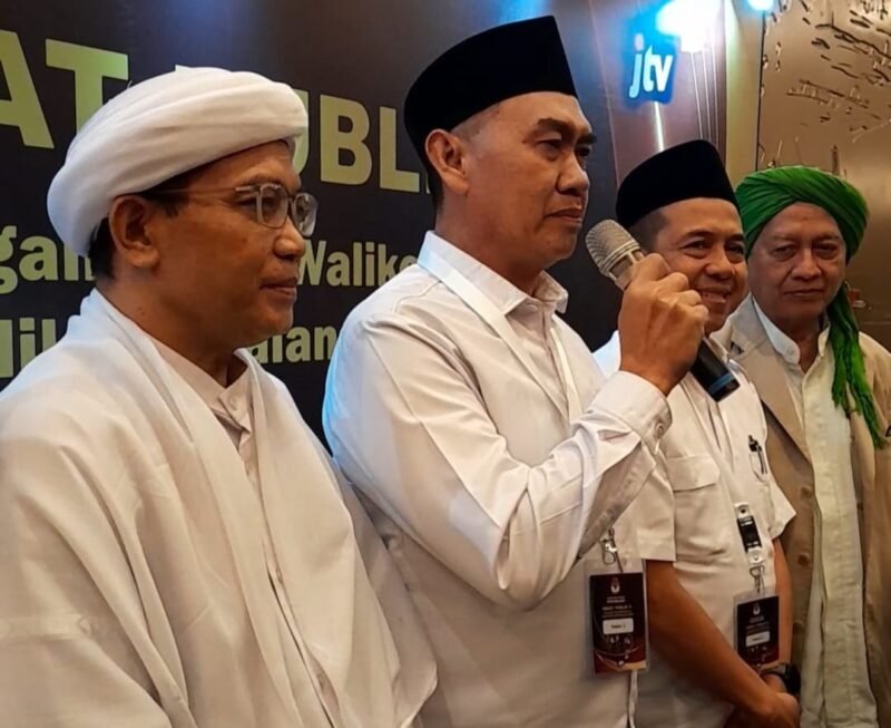 Foto : Paslon Abah Anton -Dimyati didampingi para ulama usai debat publik kedua
