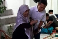 Foto : Calon Wakil Walikota Malang Dimyati Ayatulloh bersama Ibu Siti warga Embong Brantas