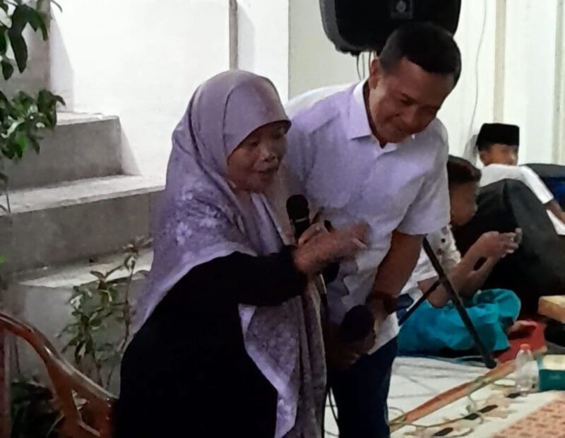 Foto : Calon Wakil Walikota Malang Dimyati Ayatulloh bersama Ibu Siti warga Embong Brantas