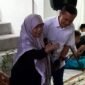 Foto : Calon Wakil Walikota Malang Dimyati Ayatulloh bersama Ibu Siti warga Embong Brantas