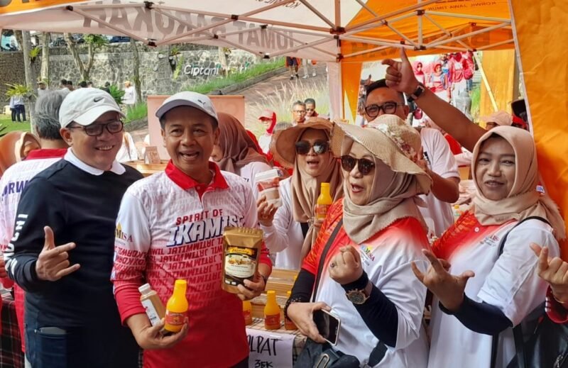 Foto : Dimyati Ayatulloh bersama teman semasa SMA