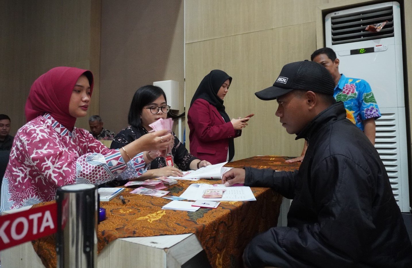 Sesuai Surat Edaran Kemendagri, Penyaluran Bantuan Sosial Ditunda Sementara Hingga Usia Pilkada ce24a84c-47bd-4612-8ee0-2eaa07c80c69
