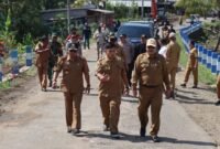 Foto : Plt. Bupati Malang Drs.H.Didik Gatot Subroto, saat meninjau pembangunan perbaikan jalan nasional Gondanglegi-JLS Balekambang