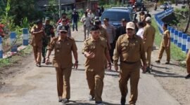 Foto : Plt. Bupati Malang Drs.H.Didik Gatot Subroto, saat meninjau pembangunan perbaikan jalan nasional Gondanglegi-JLS Balekambang