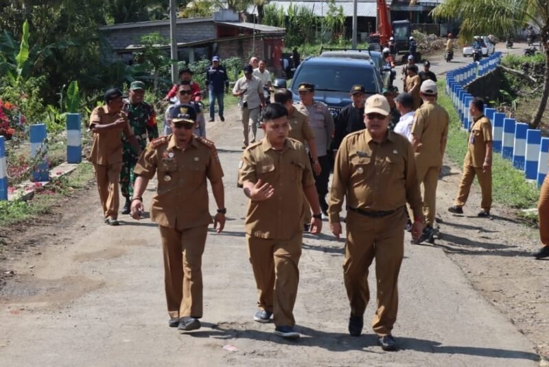 Foto : Plt. Bupati Malang Drs.H.Didik Gatot Subroto, saat meninjau pembangunan perbaikan jalan nasional Gondanglegi-JLS Balekambang