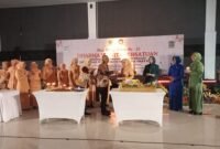 Foto : Potongan tumpeng diberikan oleh Penasehat DWP Kota Malang Erik Setyo Santoso kepada Ketua DWP Kota Malang Yuni Erik