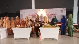 Foto : Potongan tumpeng diberikan oleh Penasehat DWP Kota Malang Erik Setyo Santoso kepada Ketua DWP Kota Malang Yuni Erik