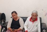 Foto : Suharmadi bersama anaknya, saat diwawancarai awak media di kediamannya. 