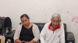 Foto : Suharmadi bersama anaknya, saat diwawancarai awak media di kediamannya. 