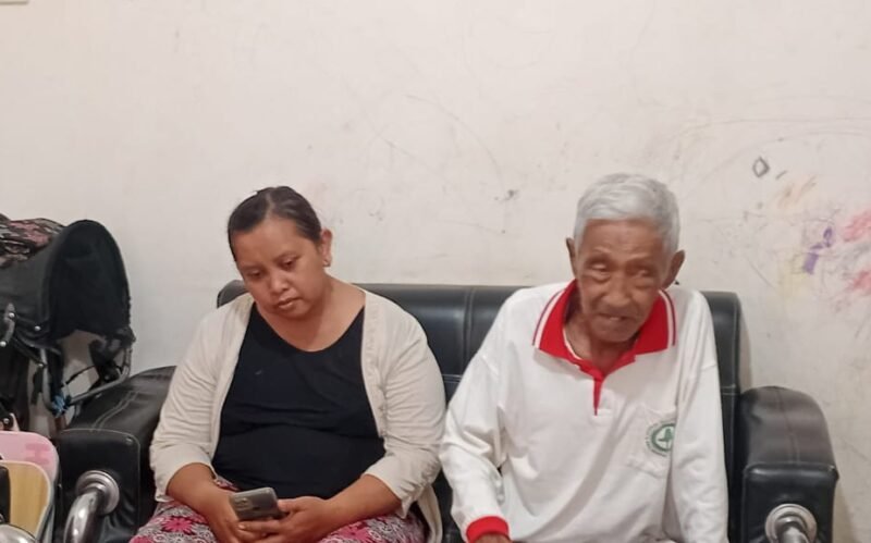 Foto : Suharmadi bersama anaknya, saat diwawancarai awak media di kediamannya. 