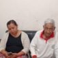 Foto : Suharmadi bersama anaknya, saat diwawancarai awak media di kediamannya. 