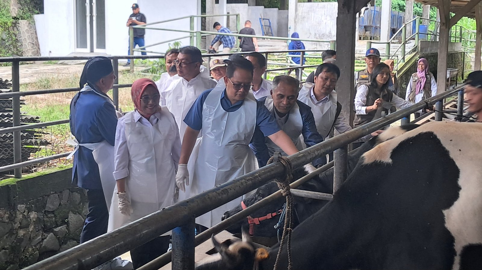 Pj Gubernur Jatim Adhy Karyono saat kunjungan di KOP SAE Pujon