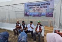 Ket foto. Bupati Malang H.M Sanusi bersama Kepala Dinas Tanaman Pangan Hortikultura dan Perkebunan Avicenna, Ketua DPRD Darmadi dan sekretaris Daerah Nurman Ramdansyah saat berdialog dengan warga masyarakat Desa Ngadas 