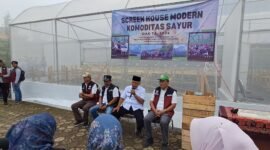 Ket foto. Bupati Malang H.M Sanusi bersama Kepala Dinas Tanaman Pangan Hortikultura dan Perkebunan Avicenna, Ketua DPRD Darmadi dan sekretaris Daerah Nurman Ramdansyah saat berdialog dengan warga masyarakat Desa Ngadas 