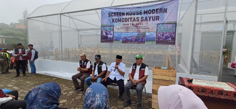 Ket foto. Bupati Malang H.M Sanusi bersama Kepala Dinas Tanaman Pangan Hortikultura dan Perkebunan Avicenna, Ketua DPRD Darmadi dan sekretaris Daerah Nurman Ramdansyah saat berdialog dengan warga masyarakat Desa Ngadas 
