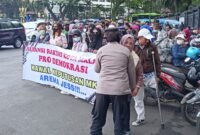 Ket foto. Personel Polresta Malang kota saat memberikan pengawalan yang humanis pada pengunjuk  rasa