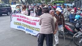 Ket foto. Personel Polresta Malang kota saat memberikan pengawalan yang humanis pada pengunjuk  rasa