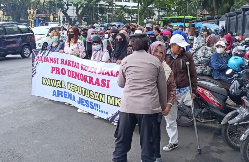 Ket foto. Personel Polresta Malang kota saat memberikan pengawalan yang humanis pada pengunjuk  rasa