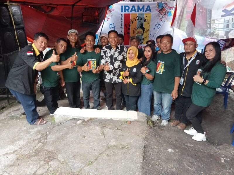 Personel Bidang Seni Irama Gubuk Ngalam bersama Walikota Malang Wahyu Hidayat (Foto : Yani)