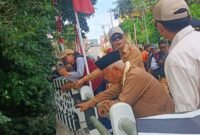 Ket foto. Bupati Malang H.M Sanusi (pakai kopiah) bersama Kepala Dinas PU Bina Marga Khairul Isnaidi Kusuma saat mengecek jembatan Ternyang usai diresmikan 