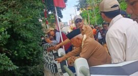 Ket foto. Bupati Malang H.M Sanusi (pakai kopiah) bersama Kepala Dinas PU Bina Marga Khairul Isnaidi Kusuma saat mengecek jembatan Ternyang usai diresmikan 