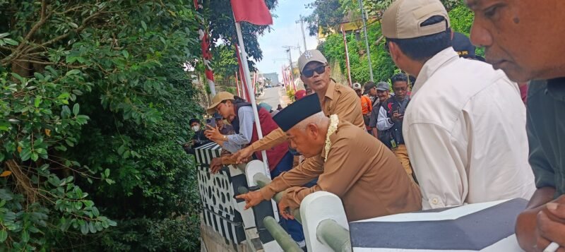 Ket foto. Bupati Malang H.M Sanusi (pakai kopiah) bersama Kepala Dinas PU Bina Marga Khairul Isnaidi Kusuma saat mengecek jembatan Ternyang usai diresmikan 