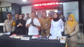 Kasatreskrim Polresta Malang Kota, Kompol M. Sholeh (baju putih tengah) didampingi Kasi Humas Ipda Yudi Risdiyanto, Kepala Unit Perlindungan Perempuan dan Anak (Kanit PPA) Polresta Malang Kota Iptu Khusnul Khotimah
Kepala Dinsos-P3AP2KB Kota Malang Donny Sandito Widoyoko