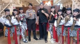 Ki Widiyatma (kanan) Ipda. Freddy YR, Kanit Sabhara Polsek Sukun peringatan HUT ke-49 Vihara Mettādīpa