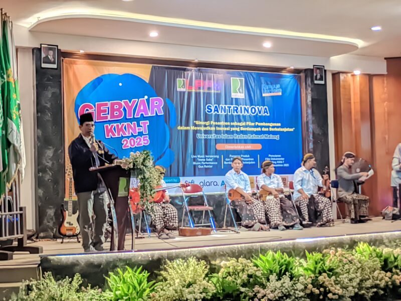 Ket foto. Penutupan KKN Tematik dengan program Santrinova yang ditutup oleh Rektor Universitas Raden Rahmat Malang Drs KH Imron Rosyadi Hamid, SE, MSi