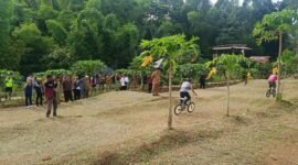 Ket foto. Bupati Malang H.M Sanusi (baju kheki) saat Sambang Desa mengunjungi potensi potensi wisata yang ada di Desa Purwoasri Singosari