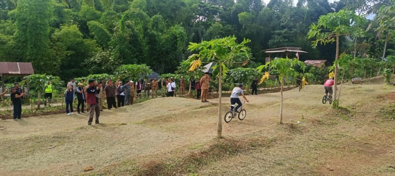 Ket foto. Bupati Malang H.M Sanusi (baju kheki) saat Sambang Desa mengunjungi potensi potensi wisata yang ada di Desa Purwoasri Singosari