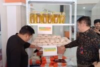 Ket foto. Anggota DPR RI Komisi XI Andreas Eddy Susetyo saat sidak operasi pasar murah di Kantor Pos pusat di Kota Malang 