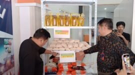 Ket foto. Anggota DPR RI Komisi XI Andreas Eddy Susetyo saat sidak operasi pasar murah di Kantor Pos pusat di Kota Malang 