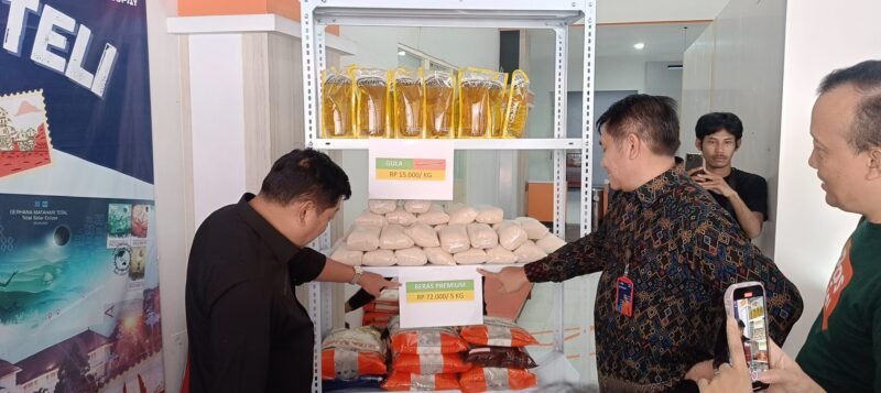 Ket foto. Anggota DPR RI Komisi XI Andreas Eddy Susetyo saat sidak operasi pasar murah di Kantor Pos pusat di Kota Malang 