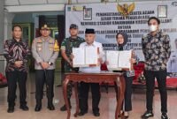 Bupati Malang Drs. HM Sanusi dan Any Virgyani, ST., MT., usai penandatanganan BAST Kegiatan Serah Terima Pengelolaan Stadion Kanjuruhan serta Penandatangan BAST Stadion Kanjuruhan di Pringgitan Pendopo Agung