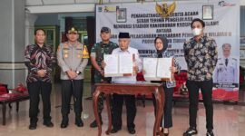 Bupati Malang Drs. HM Sanusi dan Any Virgyani, ST., MT., usai penandatanganan BAST Kegiatan Serah Terima Pengelolaan Stadion Kanjuruhan serta Penandatangan BAST Stadion Kanjuruhan di Pringgitan Pendopo Agung