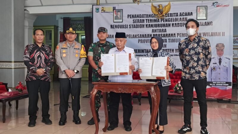 Bupati Malang Drs. HM Sanusi dan Any Virgyani, ST., MT., usai penandatanganan BAST Kegiatan Serah Terima Pengelolaan Stadion Kanjuruhan serta Penandatangan BAST Stadion Kanjuruhan di Pringgitan Pendopo Agung
