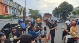 Gus Higam bersama para seniman PS Singo Ludro Sedulur Warok saat membagikan ratusan takjil gratis kepada setiap pengendara yang melintas di Jalan Pisang Agung, Kelurahan Pisang Candi, Kota Malang (09/03)