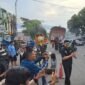 Gus Higam bersama para seniman PS Singo Ludro Sedulur Warok saat membagikan ratusan takjil gratis kepada setiap pengendara yang melintas di Jalan Pisang Agung, Kelurahan Pisang Candi, Kota Malang (09/03)