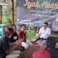 Anggota DPRD Kabupaten Malang dari Fraksi PDI Perjuangan (FPDIP), Redam Guntur Krismantara, saat hadiri Safari Ramadan Jejak Kearifan bersama komunitas Amartya Bumi Kepanjian di sentra Alpukat Pameling Lawang Malang (26/03)