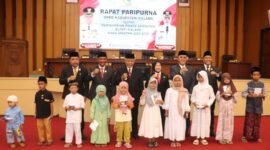 Ket foto. Berdiri dari arah  kiri ke kanan, Wakil Bupati Malang Lathifah Shohib, Bupati Malang H.M Sanusi bersama ketua dan Wakil Ketua DPRD kabupaten Malang